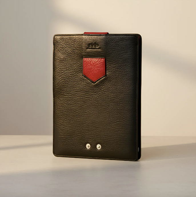 Capa para iPad: Air 10,5"/iPad Air 5ª/4ª/3ª(Gen)/iPad Air 11"(M2/iPad 9ª/8ª/7ª(Gen)/iPad Pro 11"4ª/3ª/2ª/1ª(Gen)/iPad Pro 11"(M4). Couro Genuíno de Flor Integral curtido vegetal com tanino/Feltro & 8 Botões de pressão.- 927