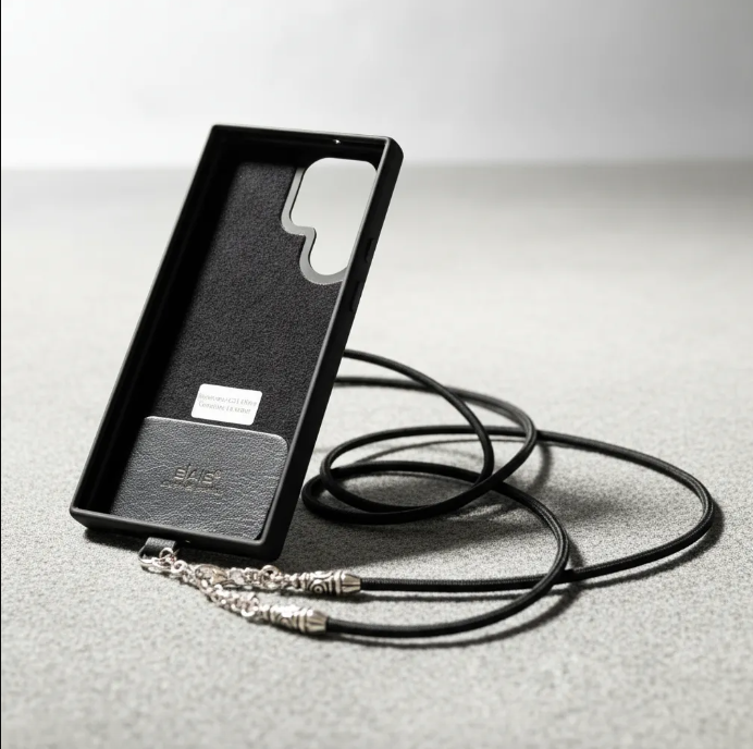 Funda/Soporte de Cuero Genuino Full-Grain curtido vegetal al tanino para iPhone/Samsung/microfibra. 2 Terminales en Espiral, 2 Eslabones y 6 Argollas, todos de Plata Esterlina 925 & Crossbody/Collar/Gargantilla/Pulsera de Cuerda Elástica Negra.- KC11