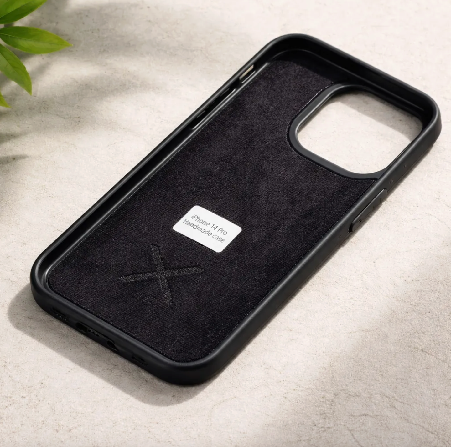 Coque beLEAF® en Véritable feuille d'Alocasia pour iPhone découpée & gravée au laser/Microfibre-60i