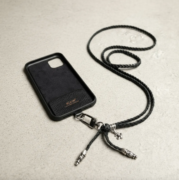 Funda/Soporte Cuero Full-Grain, curtido vegetal para iPhone/microfibra. 2 Terminales en Espiral, 1 Pasador en Espiral con Argolla y 1 Pendiente Fleur de Lys, de Plata 925 & Crossbody/Collar/Pulsera de Cuero 3 cabos trenzados a mano, Marrón o Negro.- KC45i