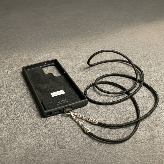 Funda/Soporte de Cuero Genuino Full-Grain curtido vegetal al tanino para Samsung/microfibra. 2 Terminales Cuerda, 2 Eslabones y 6 Argollas, todos de Plata Esterlina 925 & Crossbody/Collar/Gargantilla/Pulsera de Cuerda Elástica Negra.- KC29S