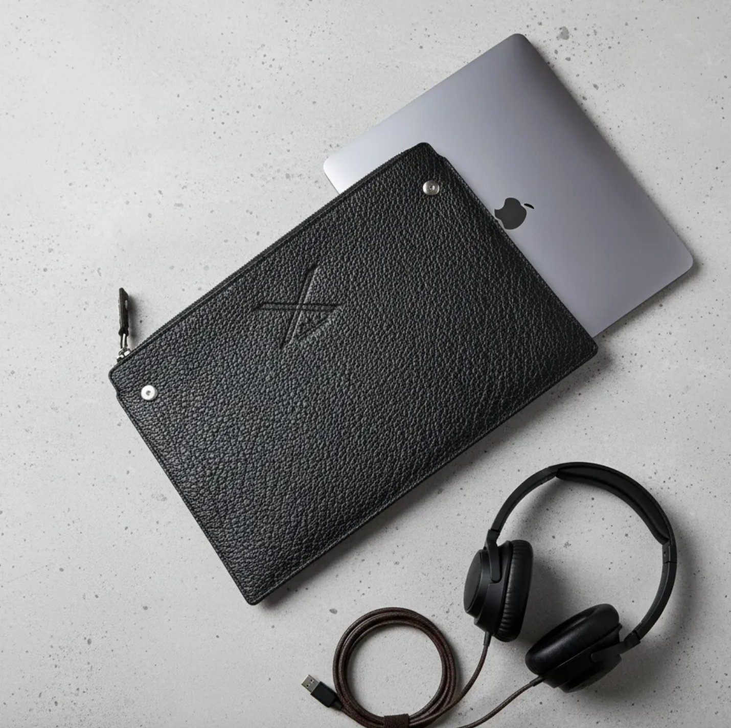 Funda B|A|B® Leather Goods de cuero Genuino Natura Negro, curtido vegetal al tanino/Fieltro para MacBook Air 13,3"/14" Pro.- 1005 B