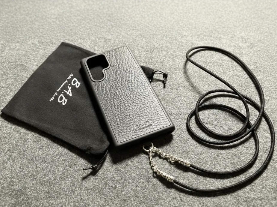 Funda/Soporte de Cuero Genuino Full-Grain curtido vegetal al tanino para iPhone/Samsung/microfibra. 2 Terminales en Espiral, 2 Eslabones y 6 Argollas, todos de Plata Esterlina 925 & Crossbody/Collar/Gargantilla/Pulsera de Cuerda Elástica Negra.- KC11