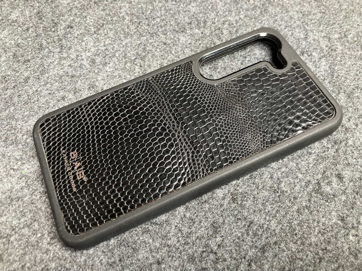 Funda para iPhone/Samsung de Cuero Genuino Iguana cortado y grabado con láser.- 59