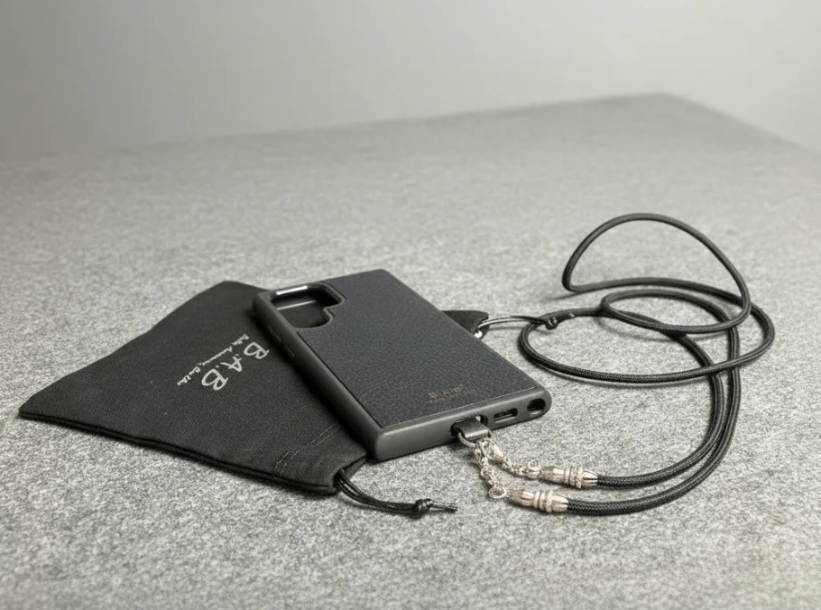 Funda/Soporte de Cuero Genuino Full-Grain curtido vegetal al tanino para Samsung/microfibra. 2 Terminales Cuerda, 2 Eslabones y 6 Argollas, todos de Plata Esterlina 925 & Crossbody/Collar/Gargantilla/Pulsera de Cuerda Elástica Negra.- KC29S