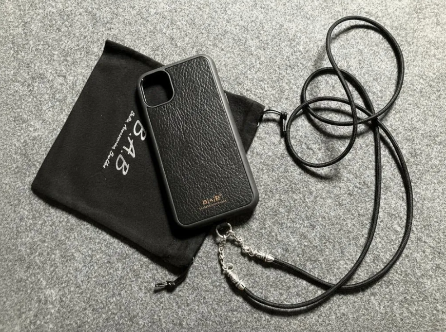 Funda/Soporte de Cuero Genuino Full-Grain curtido vegetal al tanino para iPhone/Samsung/microfibra. 2 Terminales en Espiral, 2 Eslabones y 6 Argollas, todos de Plata Esterlina 925 & Crossbody/Collar/Gargantilla/Pulsera de Cuerda Elástica Negra.- KC11