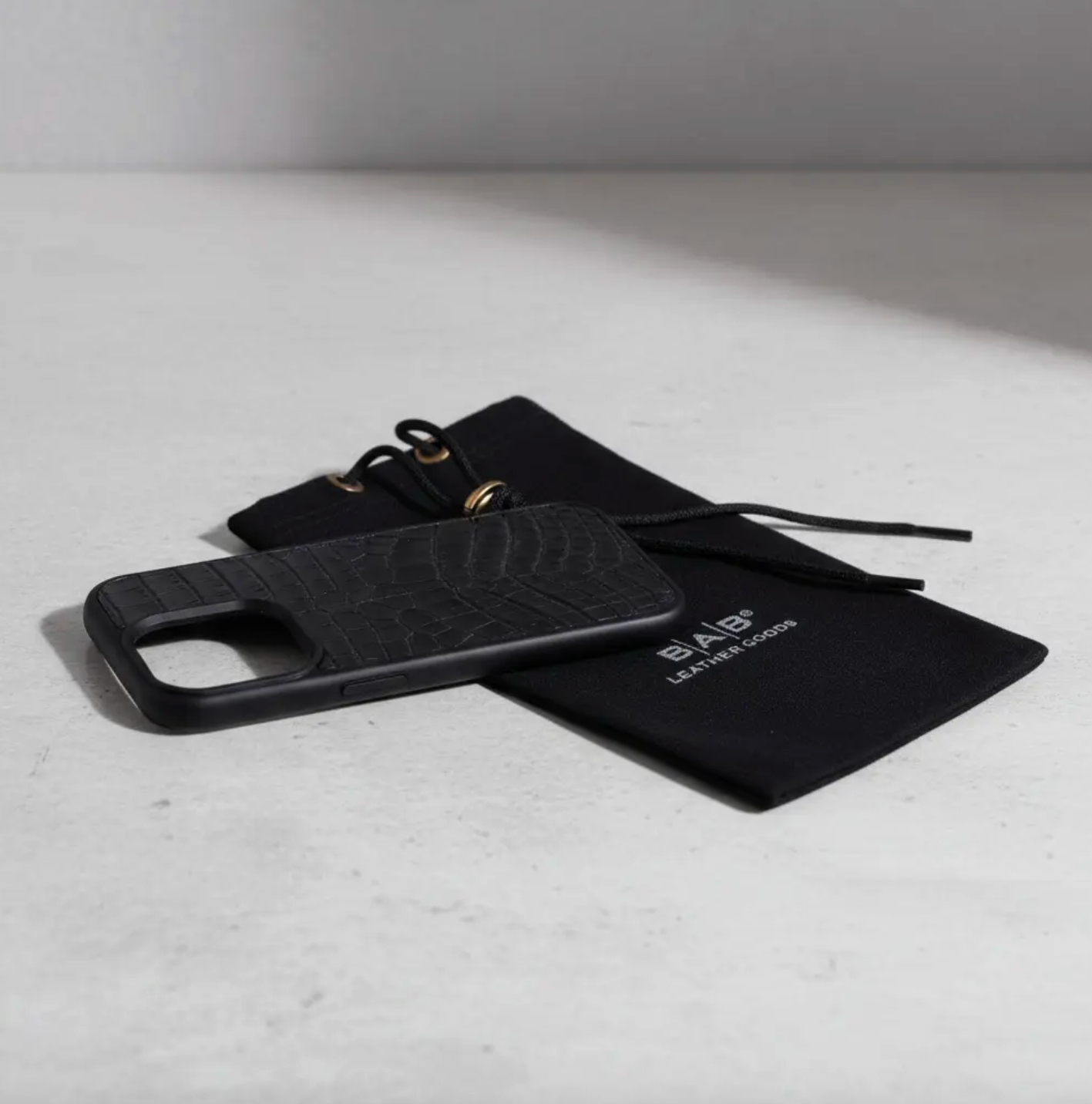 Coque en cuir de Crocodile Véritable pour iPhone découpée & gravée au laser/microfibre-57