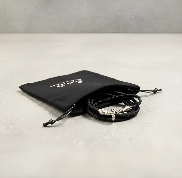 Funda/Soporte de Cuero Genuino Full-Grain curtido vegetal al tanino para iPhone/microfibra. 2 Terminales Cuerda, 2 Eslabones y 6 Argollas, todos de Plata Esterlina 925 & Crossbody/Collar/Gargantilla/Pulsera de Cuerda Elástica Negra.- KC29i