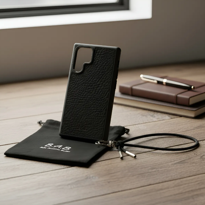Capa/Suporte para Samsung de Couro Genuíno Flor Integral curtido vegetal com tanino cortados e gravados a laser/microfibra & Correia/Pulseira de Corda Elástica Preta com 1 Mosquetão e 2 Terminais prateados.- KPS55