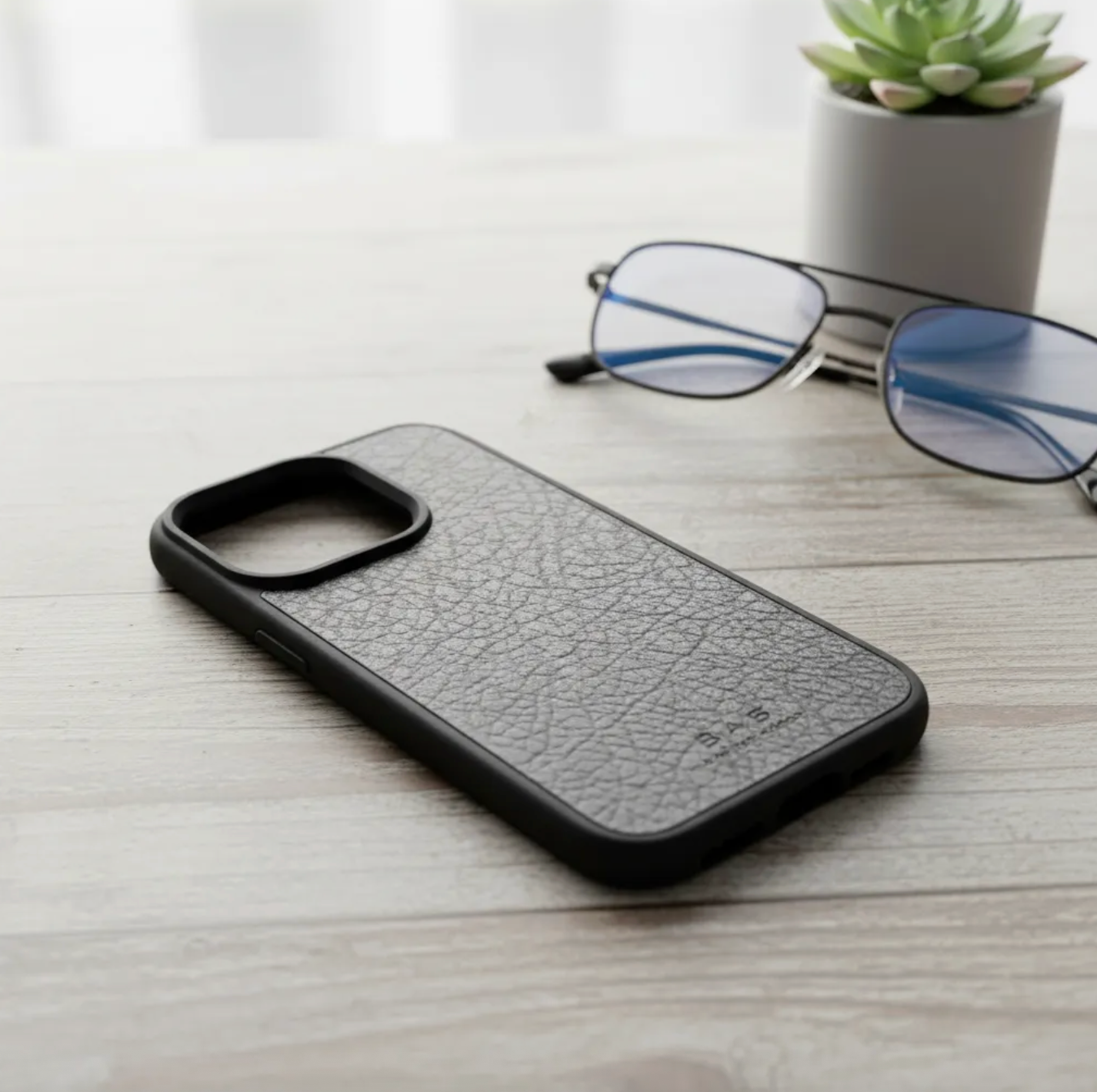 Capa de couro Genuíno B|A|B® Leather Goods Natura Preto curtido vegetalmente com tanino, para iPhone 16 a 17 Air-50B
