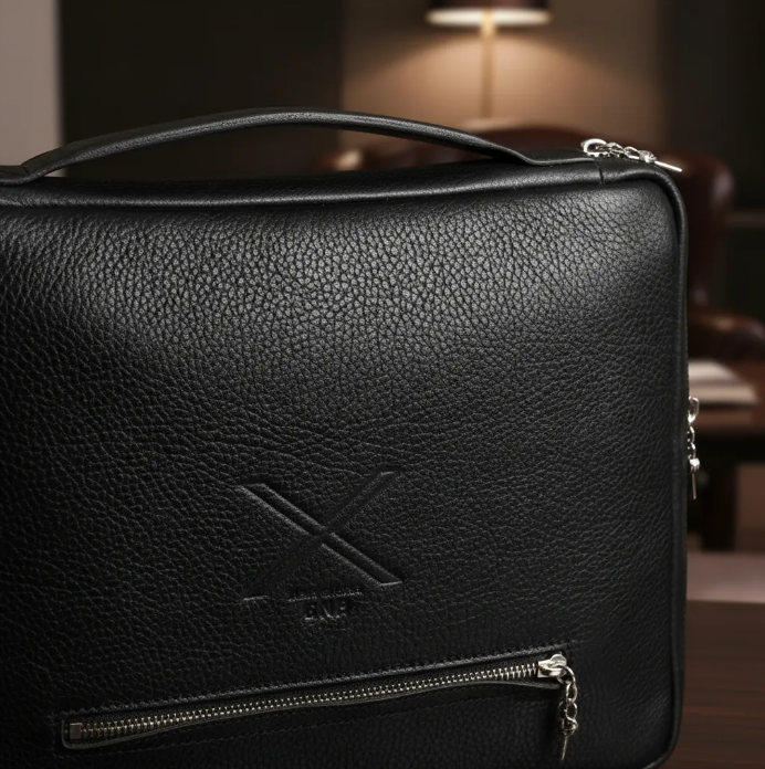 Portfólio MacBook Pro 13"(Intel 2P/4P)/M1/M2/MacBook Pro 14"M1/M2/M3 Pro/M2/M3 Pro Max)/MacBook Air 13"M2/M3/iPad Pro 9,7"/10,5"/iPad 11"M2/iPad 11" Pro 1º/2º/3º/4º. Couro Genuíno Preto de Flor Integral curtido vegetal/Feltro & Pingente Adaga.- 2004