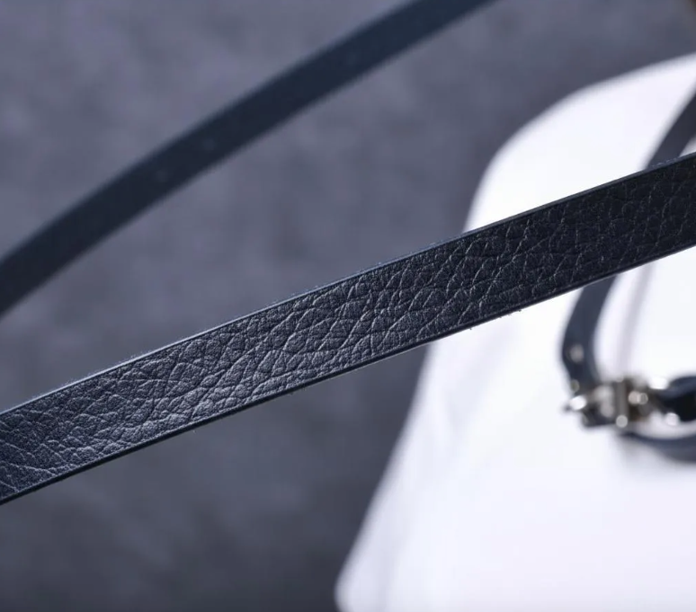 Crossbody/Colar/Pulseira de Couro Genuíno Flor Integral duplo curtido vegetal com tanino & 2 Mosquetões e 2 Rebites Bombé prateados.- CP26