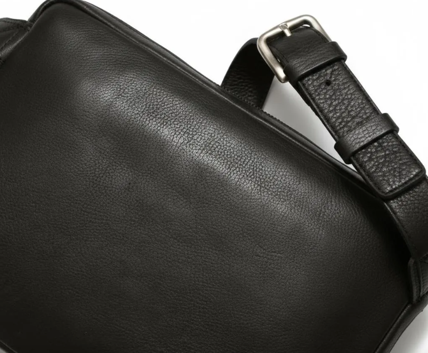 MacBook Pro 13"(Intel 2P/4P)/M1/M2/MacBook Pro 14"M1/M2/M3 Pro/M2/M3 Pro Max/MacBook Air 13"M2/M3/iPad Pro 9.7"/10.5"/iPad 11"M2/iPad 11"Pro 1st/2nd/3rd/4th. Black Full-Grain vegetable-tanned Genuine Leather/Felt & Dagger Charm.- 2001