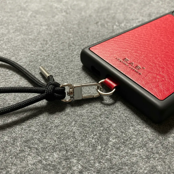 Capa/Suporte para Samsung de Couro Genuíno Flor Integral curtido vegetal com tanino cortados e gravados a laser/microfibra & Correia/Pulseira de Corda Elástica Preta com 1 Mosquetão e 2 Terminais prateados.- KPS55