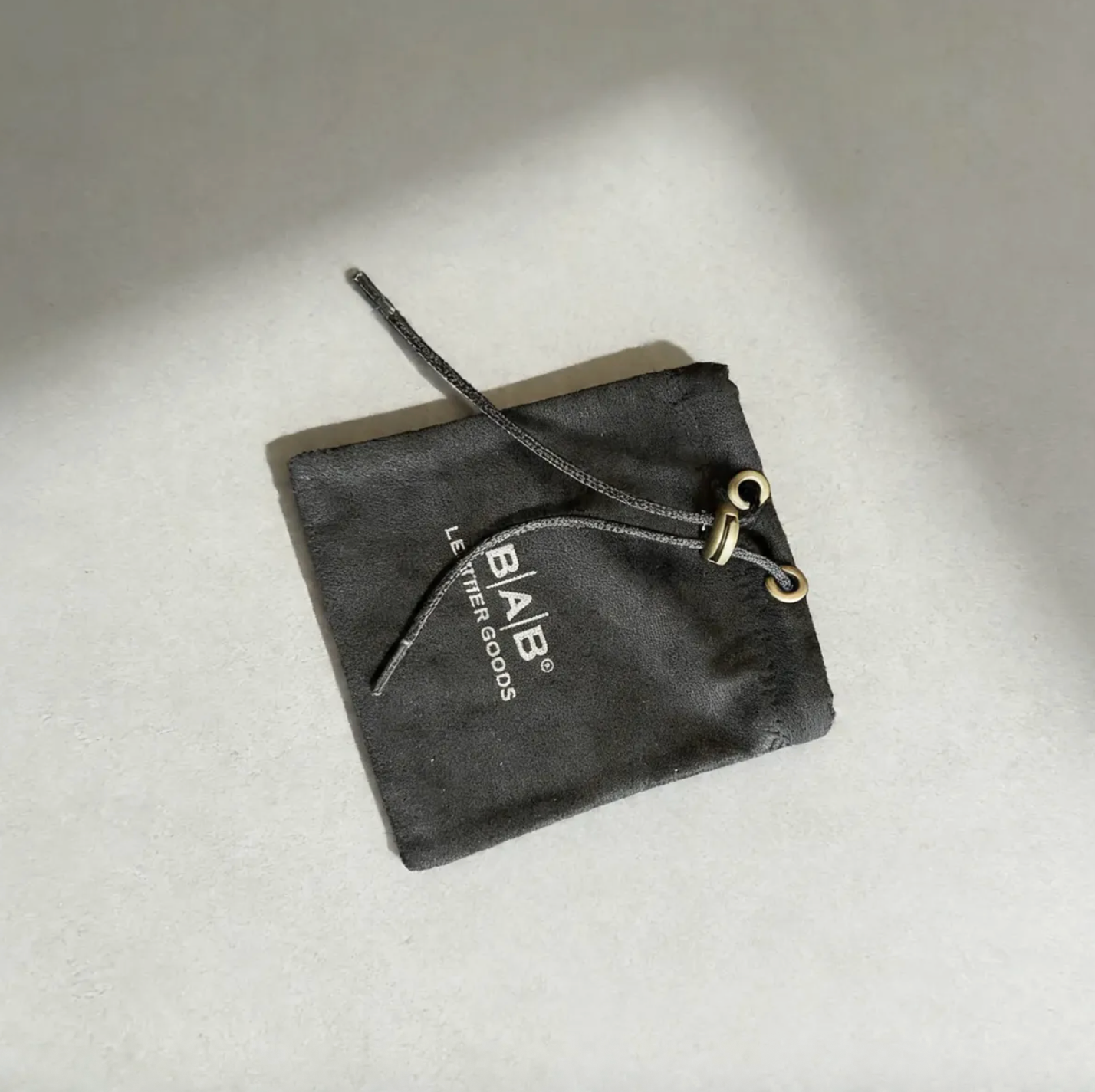 Porta-cartões em couro Genuíno Napado Preto, de Flor Integral, curtido vegetal ao tanino & 1 fecho de resorte-704