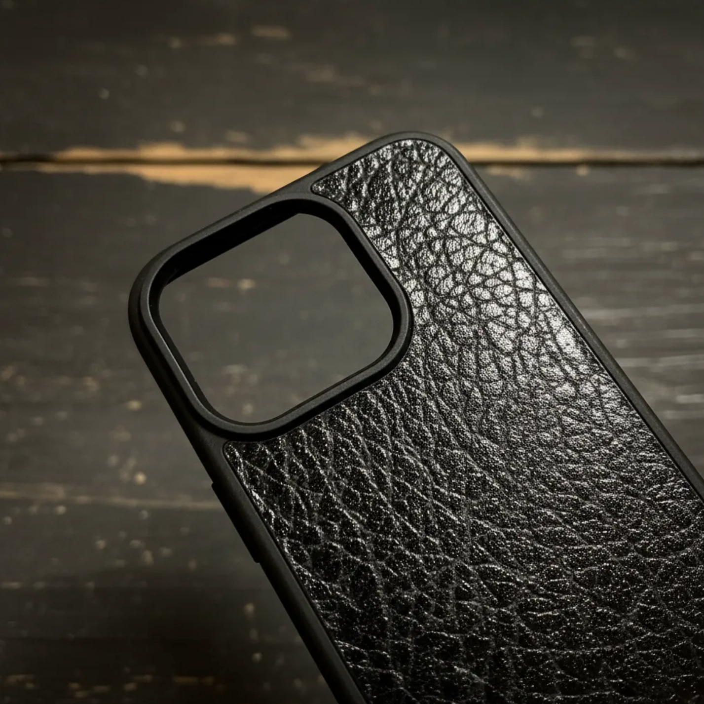 Capa de couro Genuíno B|A|B® Leather Goods Natura Preto curtido vegetalmente com tanino, para iPhone 16 a 17 Air-50B