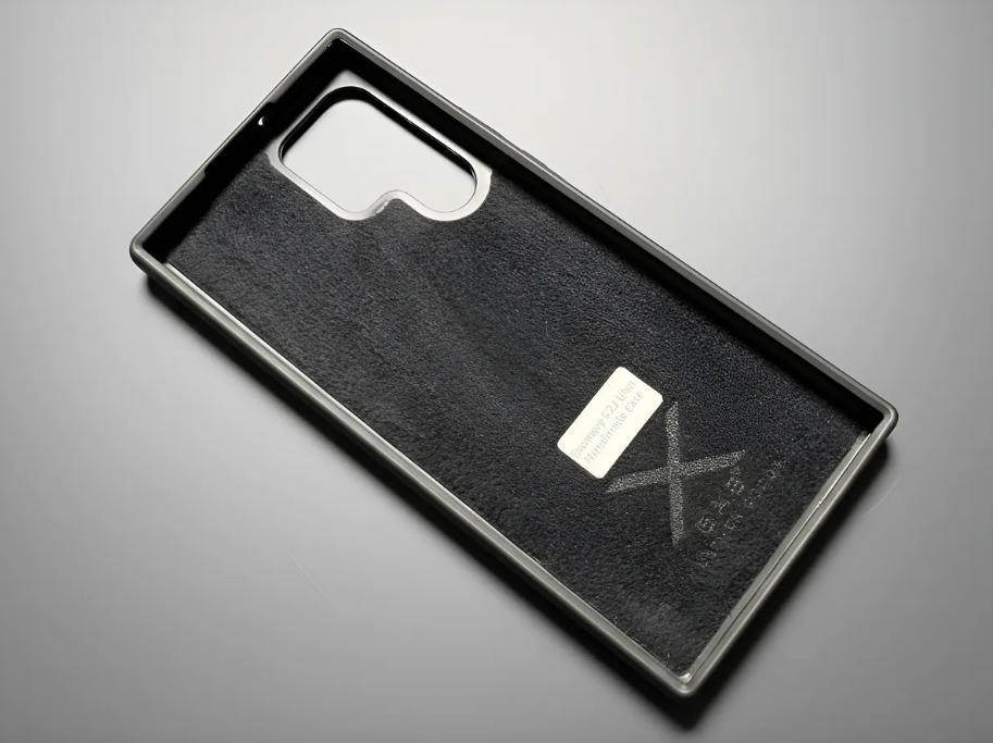 Capa/Suporte para Samsung de Couro Genuíno Flor Integral curtido vegetal com tanino cortados e gravados a laser/microfibra & Correia/Pulseira de Corda Elástica Preta com 1 Mosquetão e 2 Terminais prateados.- KPS55