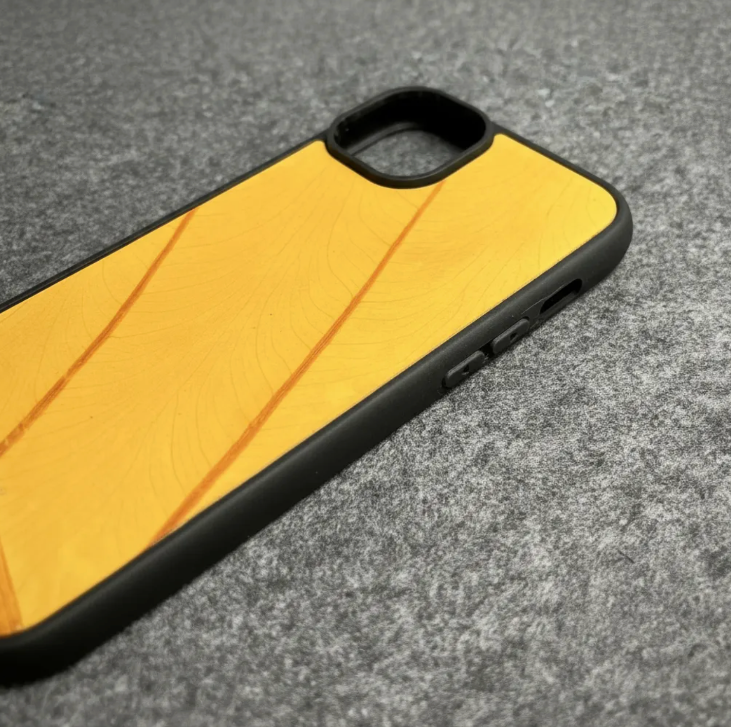 Coque beLEAF® en Véritable feuille d'Alocasia pour iPhone découpée & gravée au laser/Microfibre-60i