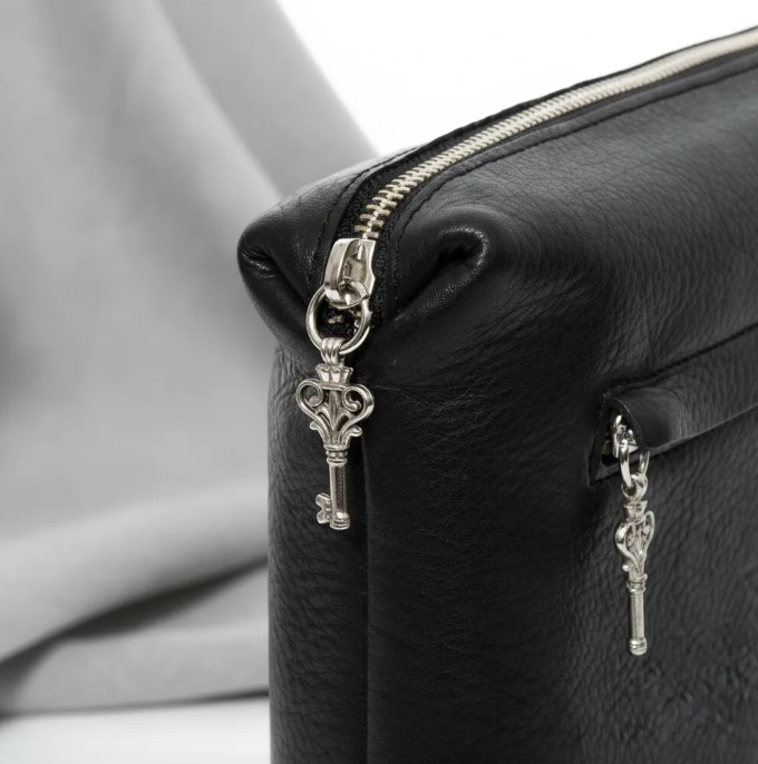 iPad Portfolio/Clutch: Pro 9.7"/10.5"/iPad Pro 11"(1st/2nd/3rd/4th Gen)/iPad Air (3rd/4th Gen)/iPad 11"(M2)/tablet. Black Full-Grain vegetable-tanned Genuine Leather/Felt & Key Charm.- 2003