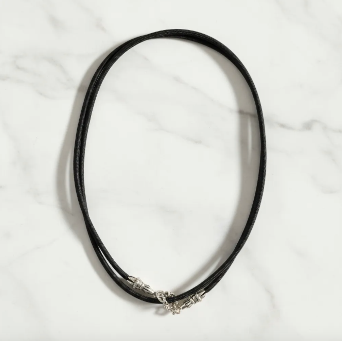 Funda/Soporte de Cuero Genuino Full-Grain curtido vegetal al tanino para Samsung/microfibra. 2 Terminales Cuerda, 2 Eslabones y 6 Argollas, todos de Plata Esterlina 925 & Crossbody/Collar/Gargantilla/Pulsera de Cuerda Elástica Negra.- KC29S