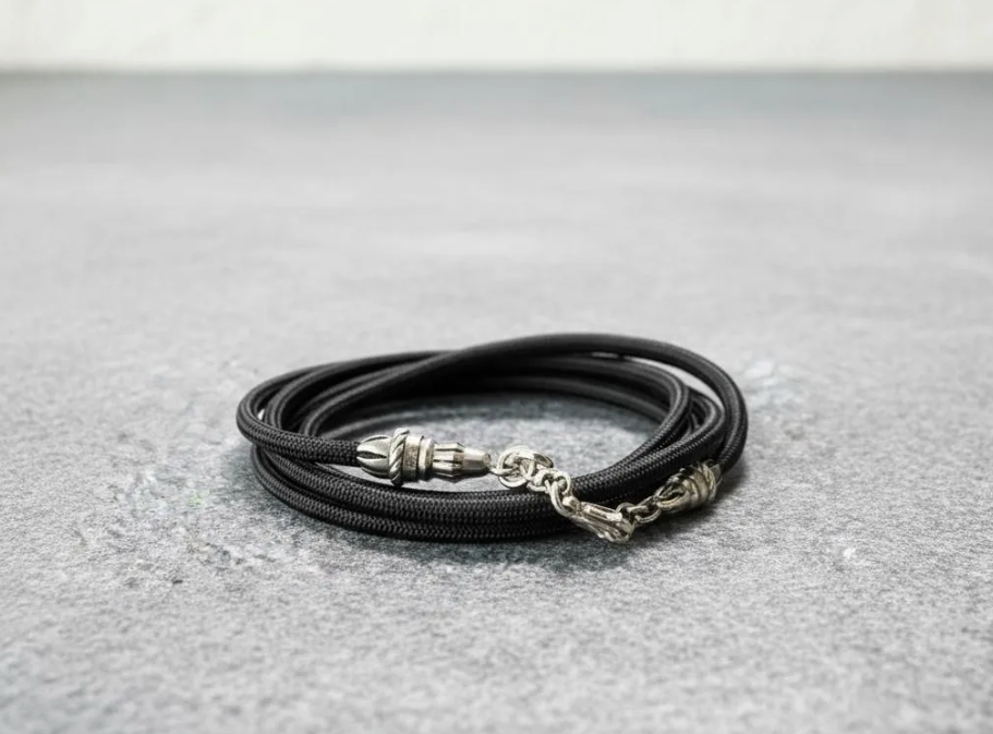 Funda/Soporte de Cuero Genuino Full-Grain curtido vegetal al tanino para Samsung/microfibra. 2 Terminales Cuerda, 2 Eslabones y 6 Argollas, todos de Plata Esterlina 925 & Crossbody/Collar/Gargantilla/Pulsera de Cuerda Elástica Negra.- KC29S