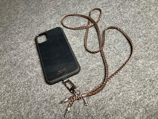 Funda/Soporte Cuero Full-Grain, curtido vegetal para iPhone/microfibra. 2 Terminales en Espiral, 1 Pasador en Espiral con Argolla y 1 Pendiente Fleur de Lys, de Plata 925 & Crossbody/Collar/Pulsera de Cuero 3 cabos trenzados a mano, Marrón o Negro.- KC45i