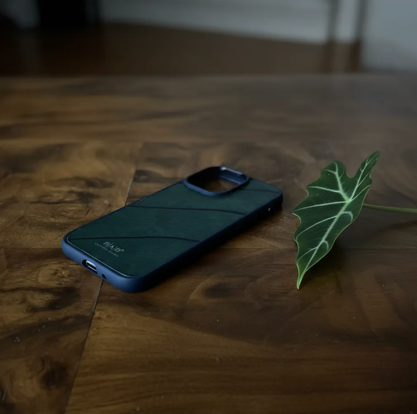 Coque beLEAF® en Véritable feuille d'Alocasia pour iPhone découpée & gravée au laser/Microfibre-60i