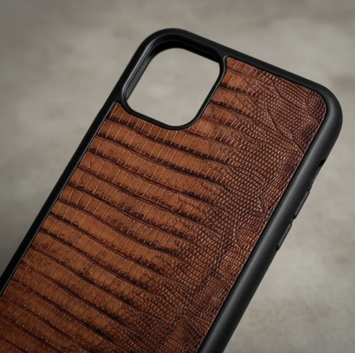 Coque en cuir véritable d’iguane pour iPhone découpée & gravée au laser/microfibre-59