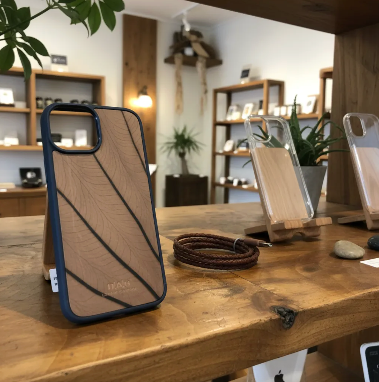 Coque beLEAF® en Véritable feuille d'Alocasia pour iPhone découpée & gravée au laser/Microfibre-60i