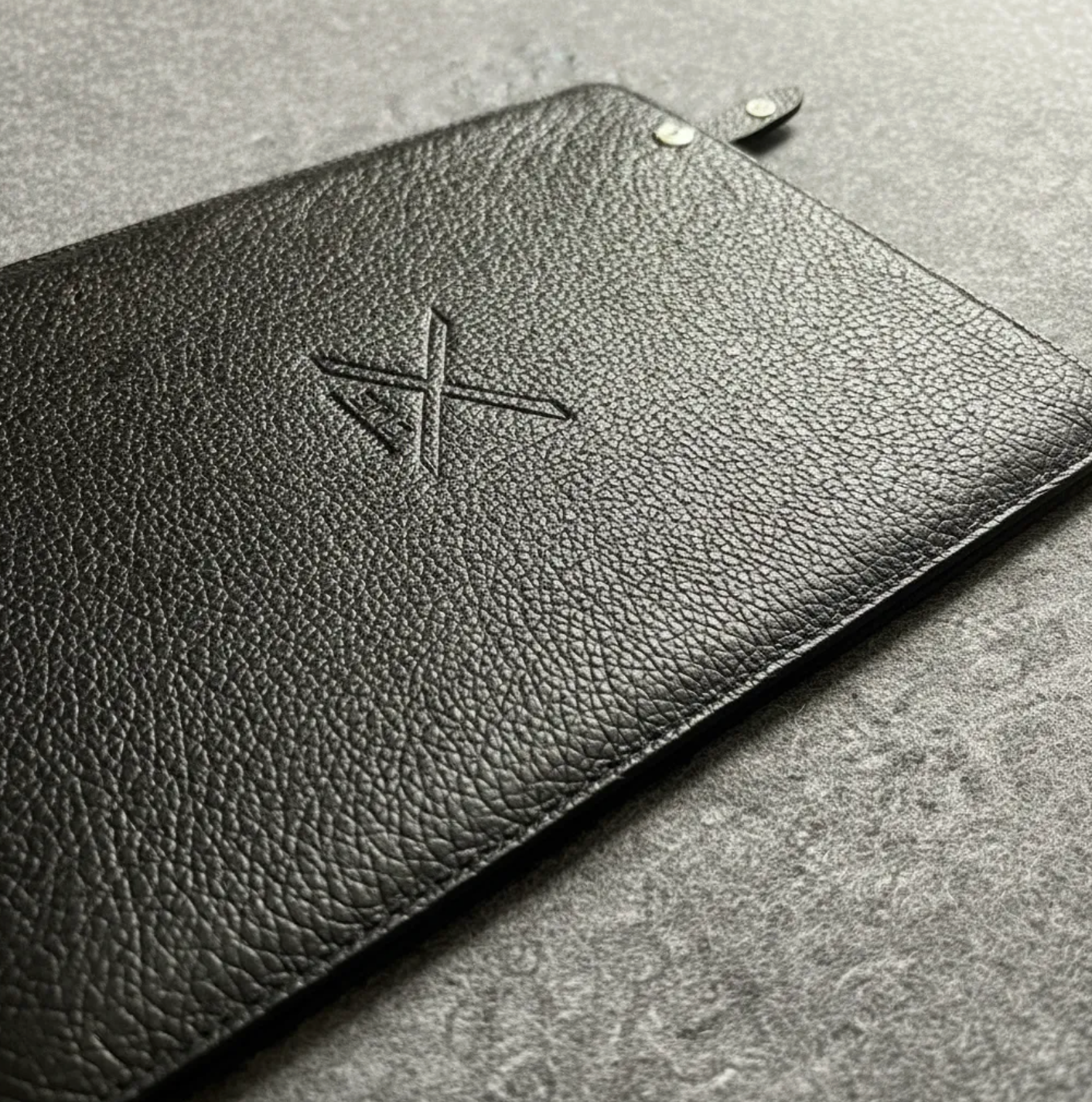 Funda B|A|B® Leather Goods de cuero Genuino Natura Negro, curtido vegetal al tanino/Fieltro para MacBook Air 13,3"/14" Pro.- 1007 B