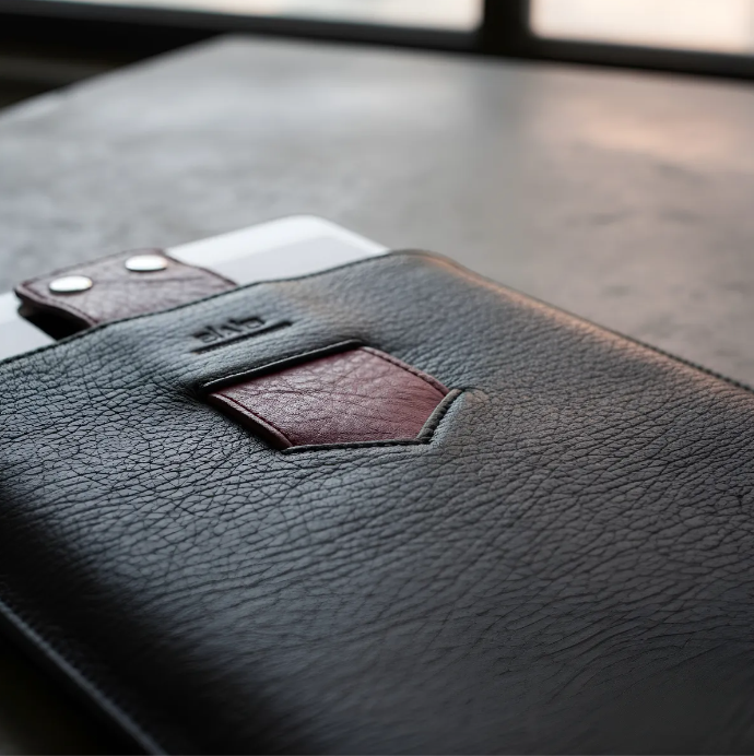 Capa para iPad: Air 10,5"/iPad Air 5ª/4ª/3ª(Gen)/iPad Air 11"(M2/iPad 9ª/8ª/7ª(Gen)/iPad Pro 11"4ª/3ª/2ª/1ª(Gen)/iPad Pro 11"(M4). Couro Genuíno de Flor Integral curtido vegetal com tanino/Feltro & 8 Botões de pressão.- 927