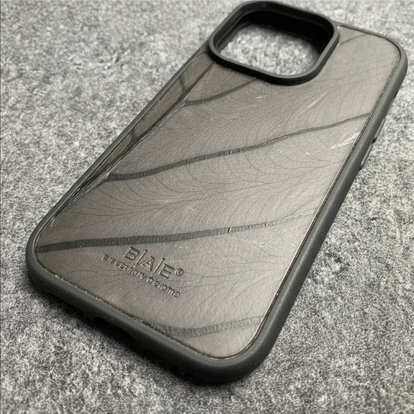 Coque beLEAF® en Véritable feuille d'Alocasia pour iPhone découpée & gravée au laser/Microfibre-60i