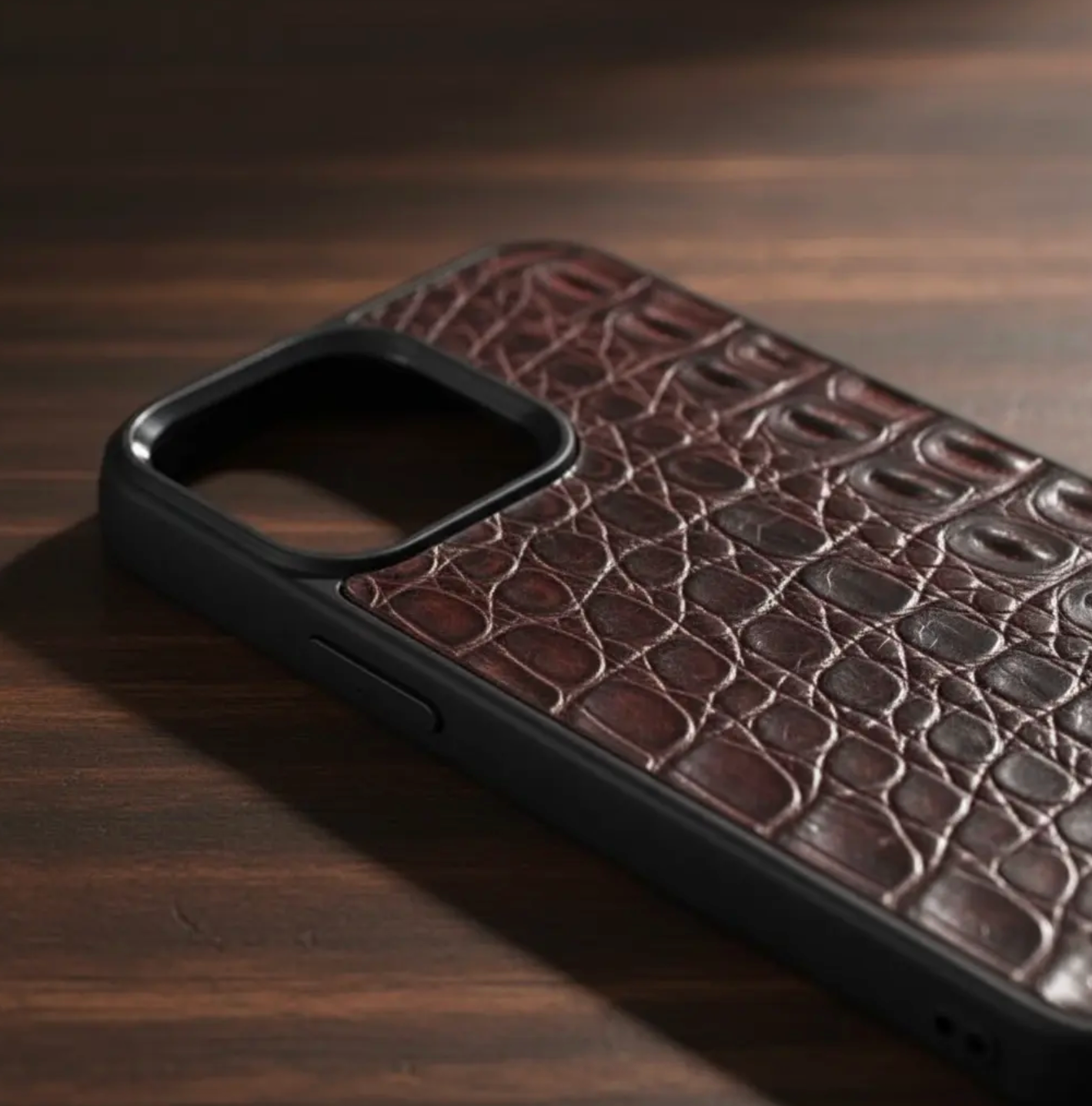Coque en cuir de Crocodile Véritable pour iPhone découpée & gravée au laser/microfibre-57