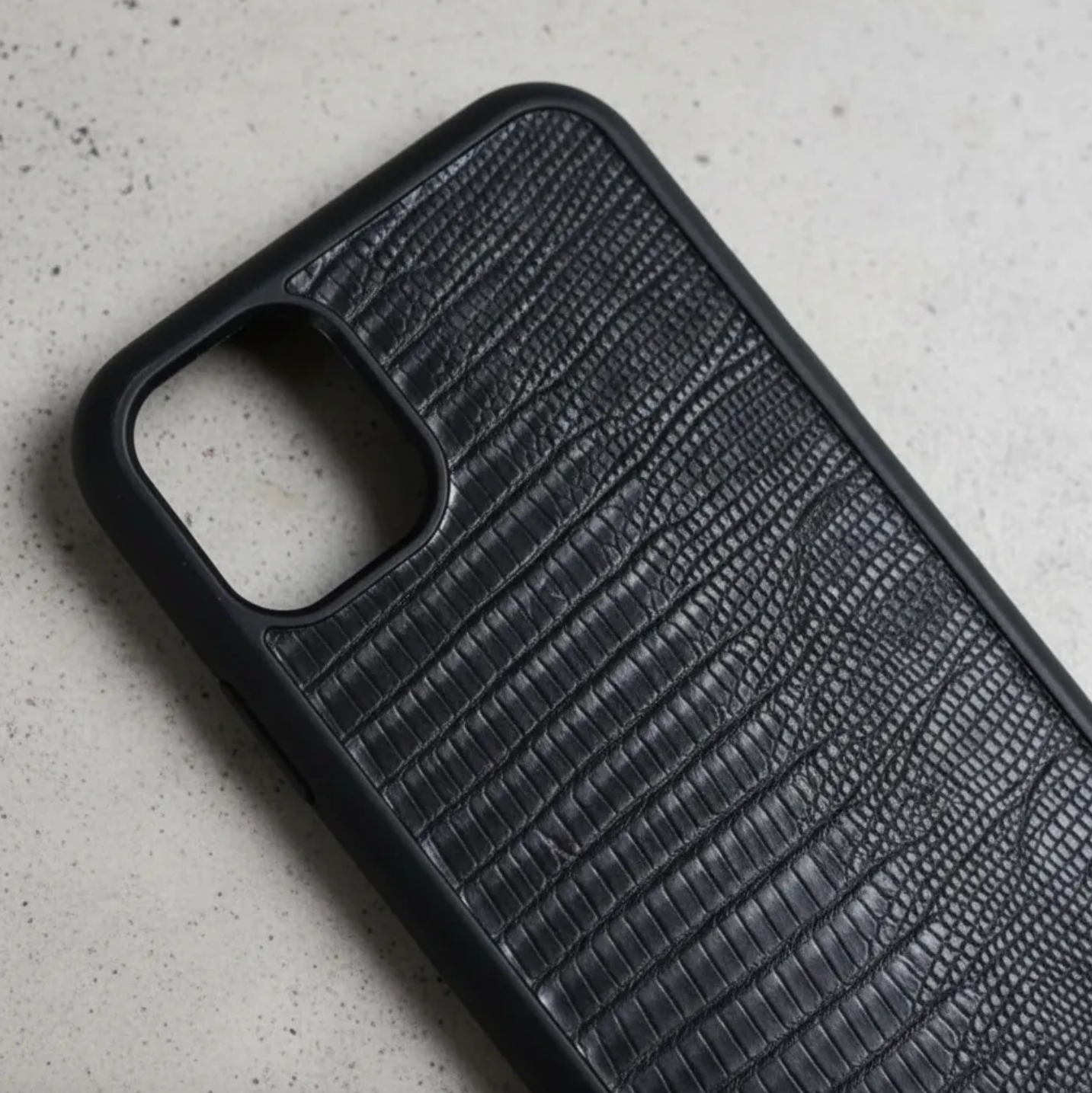 Coque en cuir véritable d’iguane pour iPhone découpée & gravée au laser/microfibre-59