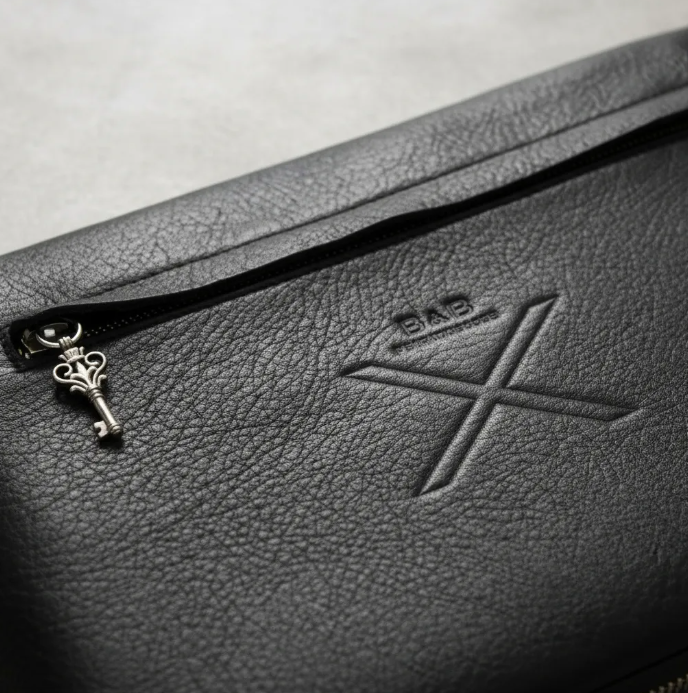 iPad Portfolio/Clutch: Pro 9.7"/10.5"/iPad Pro 11"(1st/2nd/3rd/4th Gen)/iPad Air (3rd/4th Gen)/iPad 11"(M2)/tablet. Black Full-Grain vegetable-tanned Genuine Leather/Felt & Key Charm.- 2003