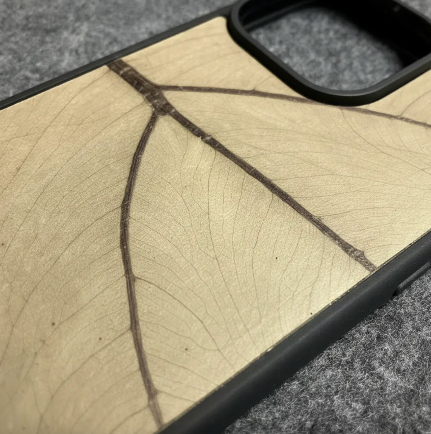 Coque beLEAF® en Véritable feuille d'Alocasia pour iPhone découpée & gravée au laser/Microfibre-60i