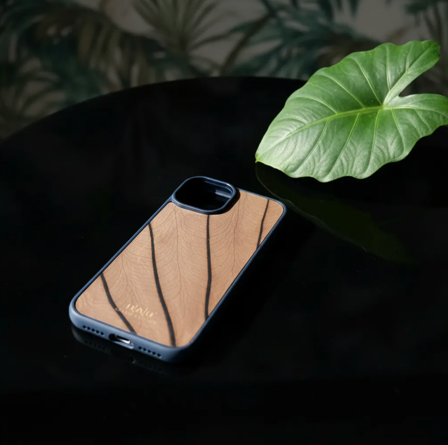 Coque beLEAF® en Véritable feuille d'Alocasia pour iPhone découpée & gravée au laser/Microfibre-60i