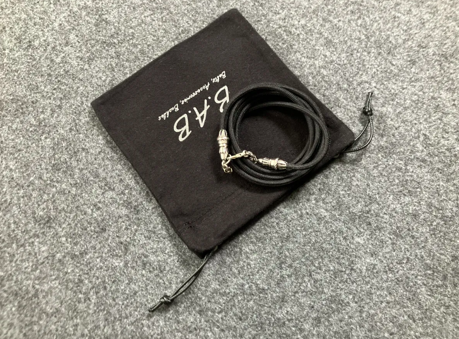 Funda/Soporte de Cuero Genuino Full-Grain curtido vegetal al tanino para Samsung/microfibra. 2 Terminales Cuerda, 2 Eslabones y 6 Argollas, todos de Plata Esterlina 925 & Crossbody/Collar/Gargantilla/Pulsera de Cuerda Elástica Negra.- KC29S