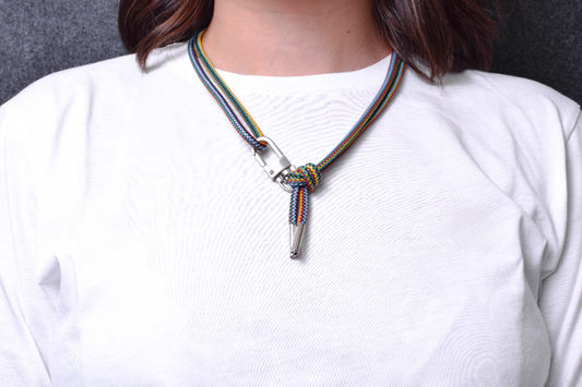 Bandoulière/Collier/Bracelet en Corde Élastique, Multicolore / Noire / Rouge & 1 Mousqueton pivotant et 2 Embouts, le tout argenté.- P27