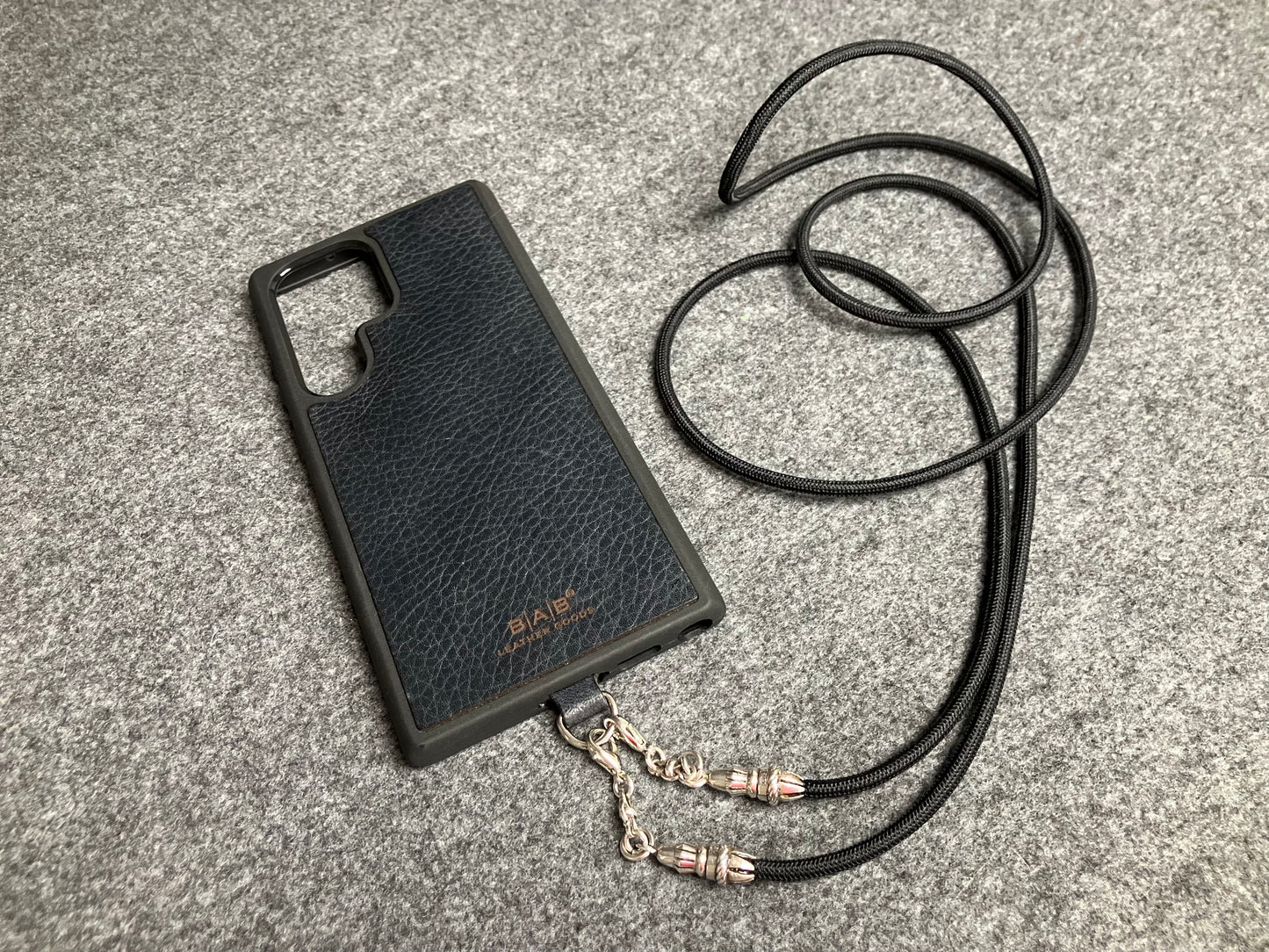 Funda/Soporte de Cuero Genuino Full-Grain curtido vegetal al tanino para Samsung/microfibra. 2 Terminales Cuerda, 2 Eslabones y 6 Argollas, todos de Plata Esterlina 925 & Crossbody/Collar/Gargantilla/Pulsera de Cuerda Elástica Negra.- KC29S