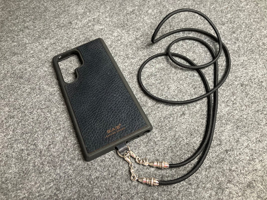 Funda/Soporte de Cuero Genuino Full-Grain curtido vegetal al tanino para Samsung/microfibra. 2 Terminales Cuerda, 2 Eslabones y 6 Argollas, todos de Plata Esterlina 925 & Crossbody/Collar/Gargantilla/Pulsera de Cuerda Elástica Negra.- KC29S