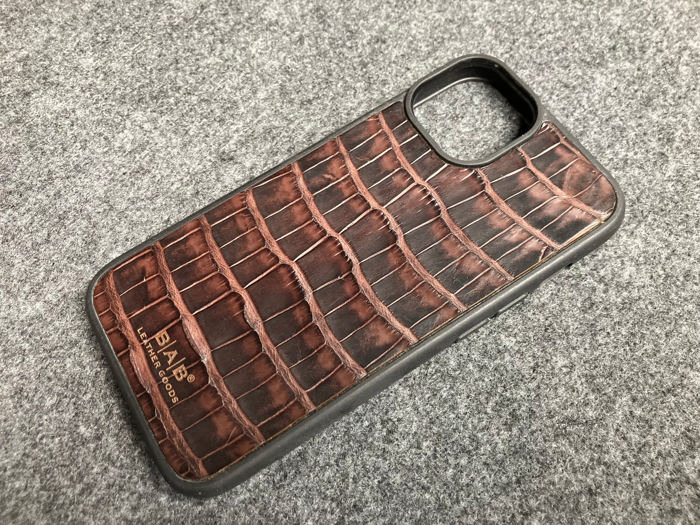 Funda para iPhone/Samsung de Cuero Genuino Cocodrilo cortado y grabado con láser.- 57