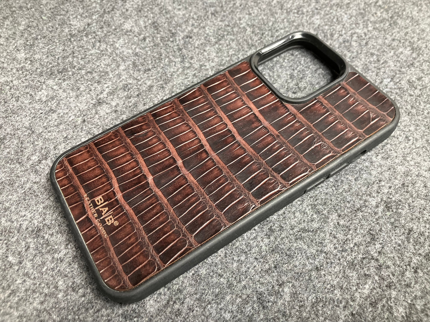 Funda para iPhone/Samsung de Cuero Genuino Cocodrilo cortado y grabado con láser.- 57