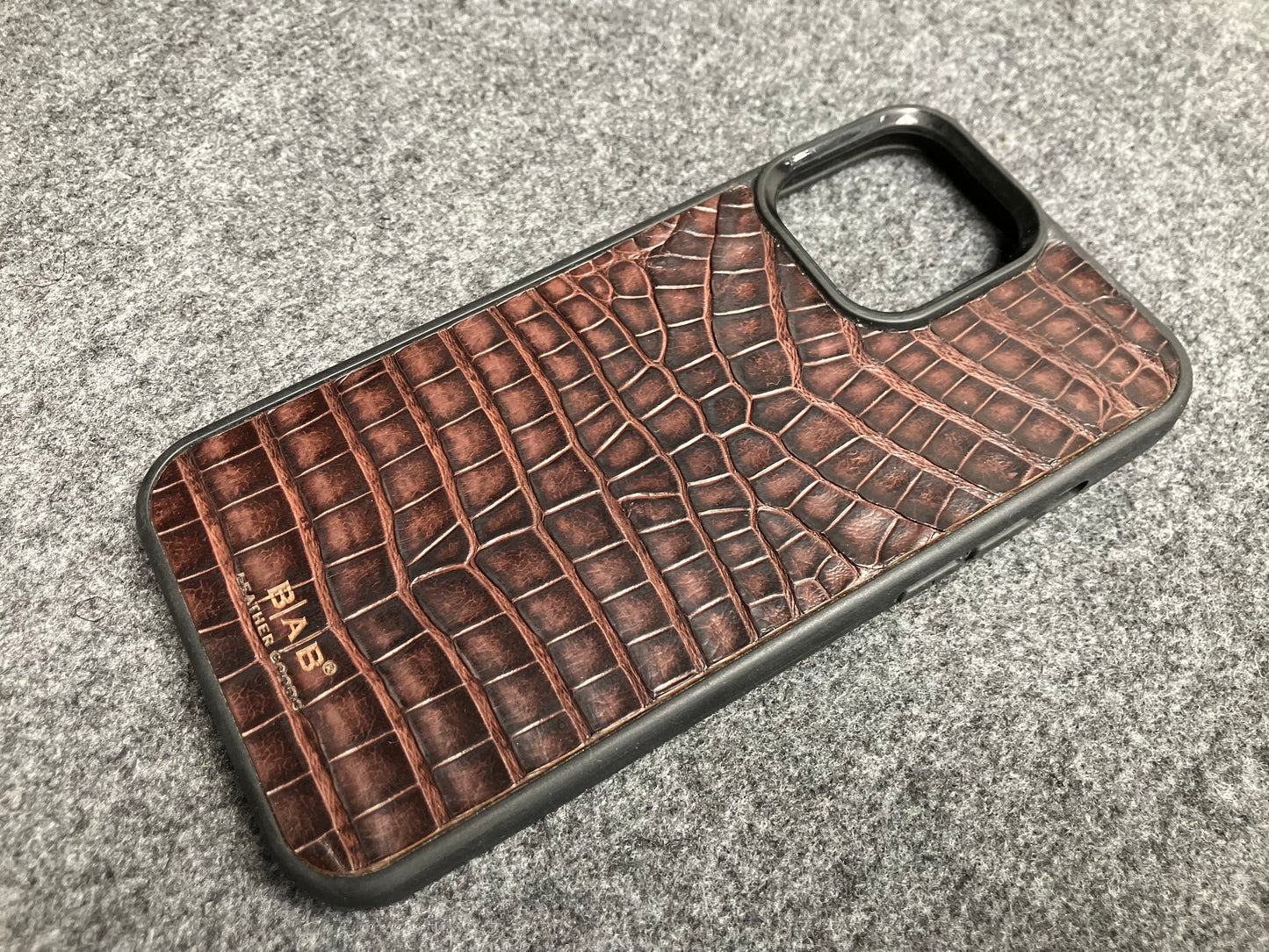 Funda para iPhone/Samsung de Cuero Genuino Cocodrilo cortado y grabado con láser.- 57