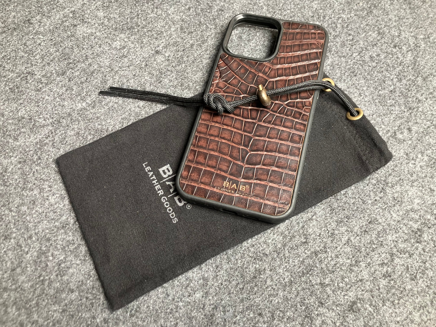 Funda para iPhone/Samsung de Cuero Genuino Cocodrilo cortado y grabado con láser.- 57