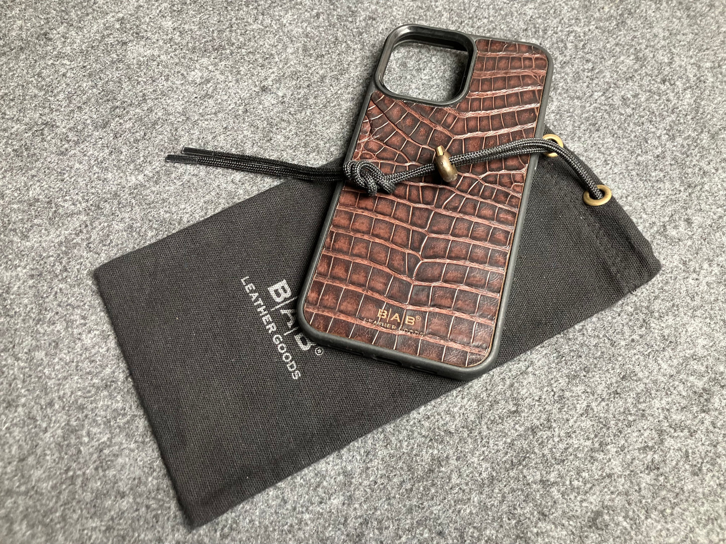 Funda para iPhone/Samsung de Cuero Genuino Cocodrilo cortado y grabado con láser.- 57