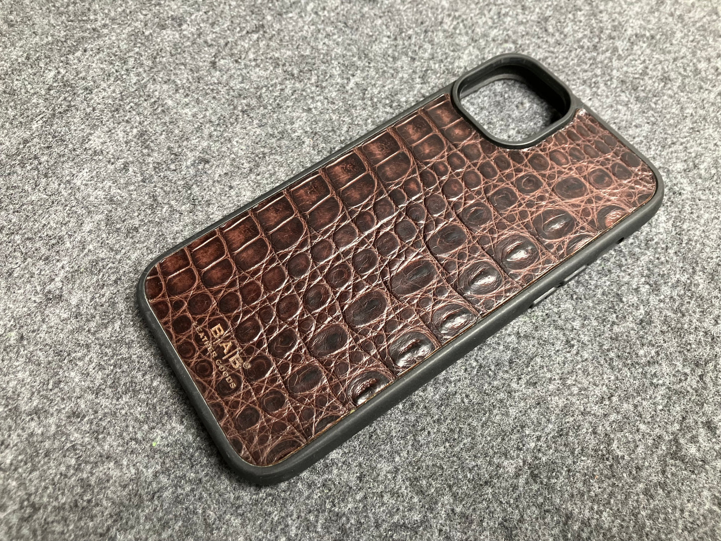 Funda para iPhone/Samsung de Cuero Genuino Cocodrilo cortado y grabado con láser.- 57