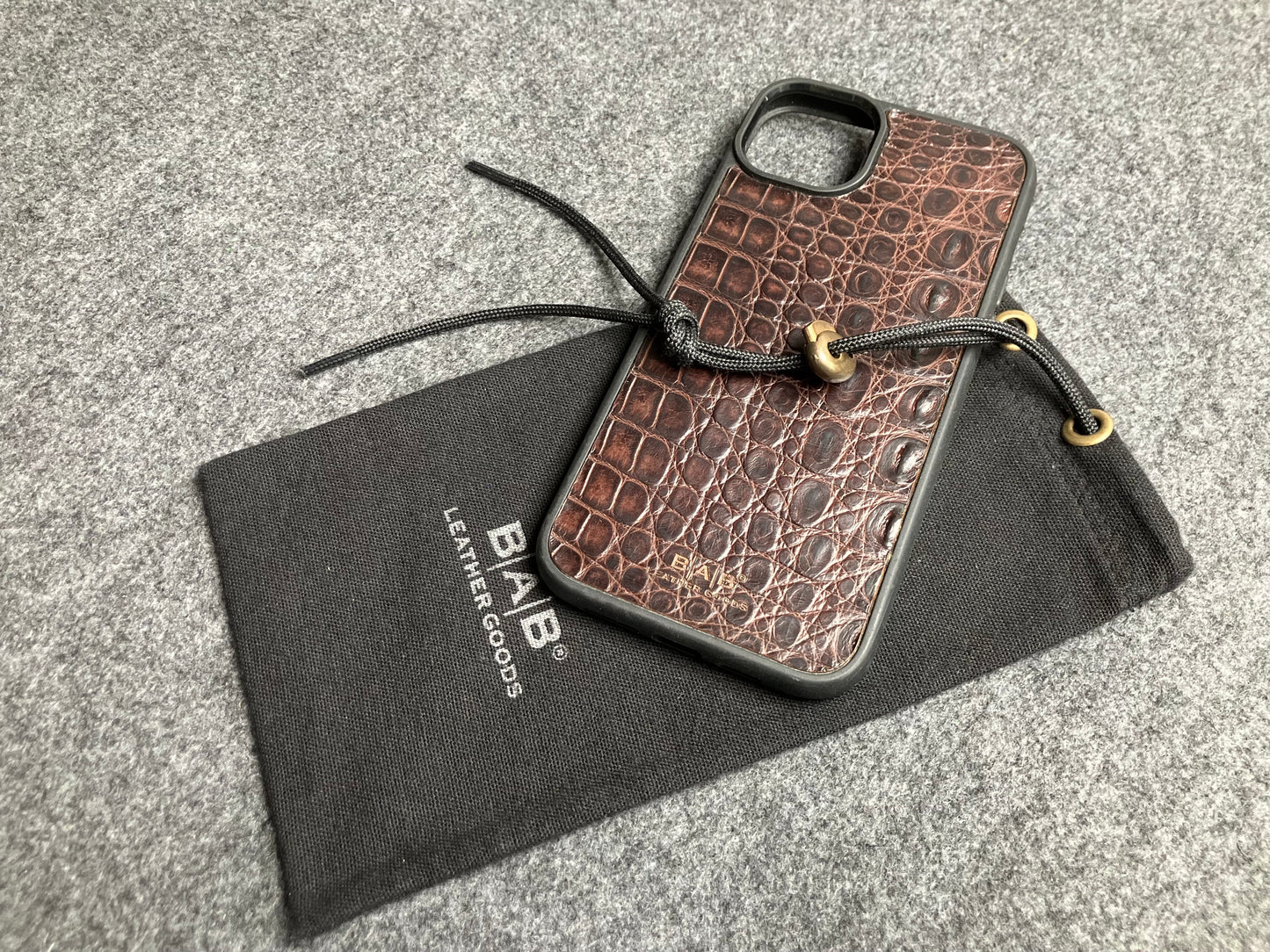 Funda para iPhone/Samsung de Cuero Genuino Cocodrilo cortado y grabado con láser.- 57