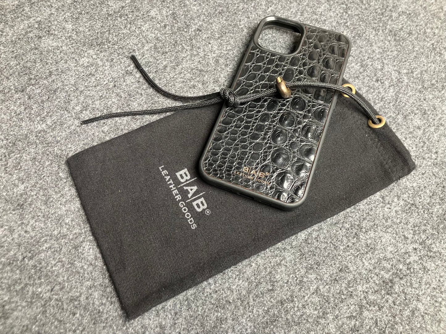 Funda para iPhone/Samsung de Cuero Genuino Cocodrilo cortado y grabado con láser.- 57