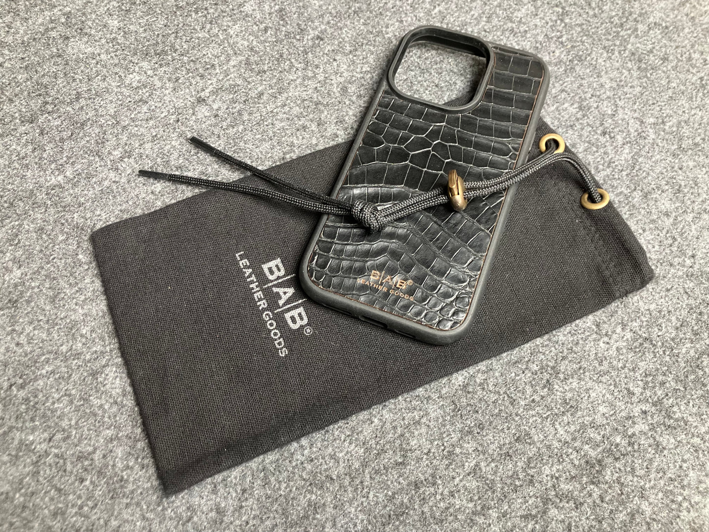 Funda para iPhone/Samsung de Cuero Genuino Cocodrilo cortado y grabado con láser.- 57